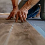 Pose parquet stratifié : Préparation et clipsage