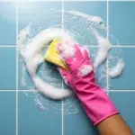 Nettoyer efficacement les joints de douche : astuces simples et naturelles