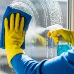 Nettoyer les vitres sans traces : astuces et conseils efficaces